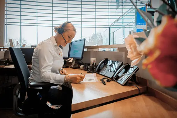 Medewerker veteranenloket aan de telefoon