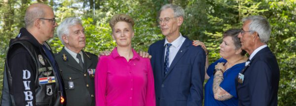 Groep veteranen in het bos